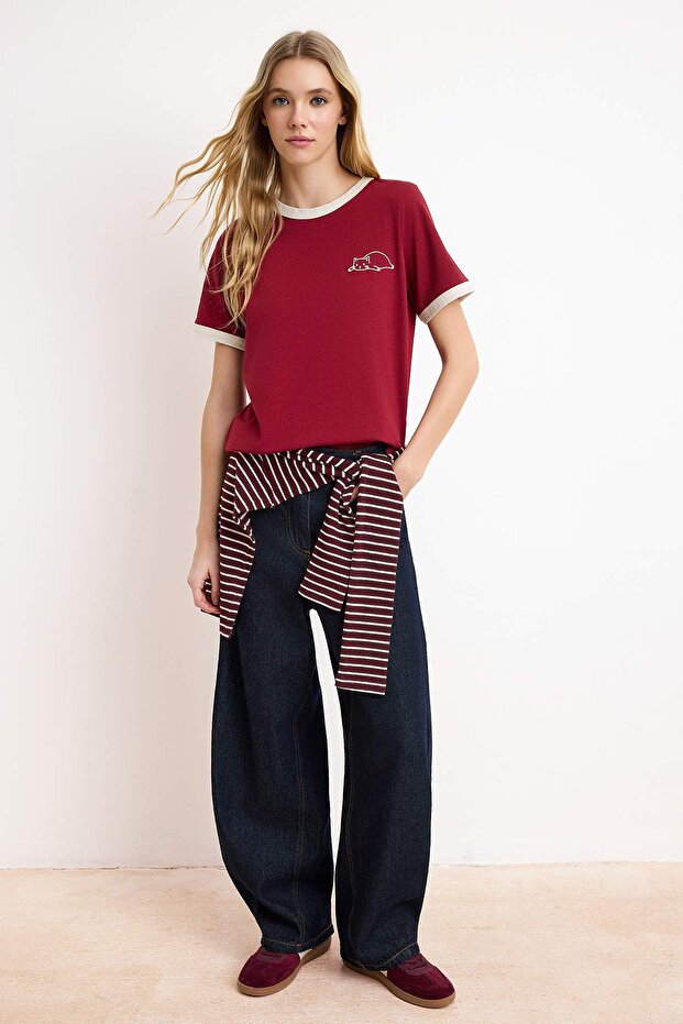 Bordo %100 Pamuk Nakışlı Kontrast Biye Detaylı Örme T-Shirt TWOSS24TS00037 - 2