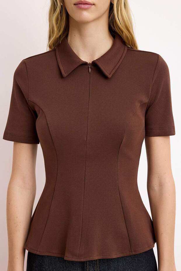 Koyu Kahverengi Peplum Polo Yaka Yarım Pat Fermuar Kısa Kol İnterlok Örme Bluz TWOSS26BZ00064 - 3