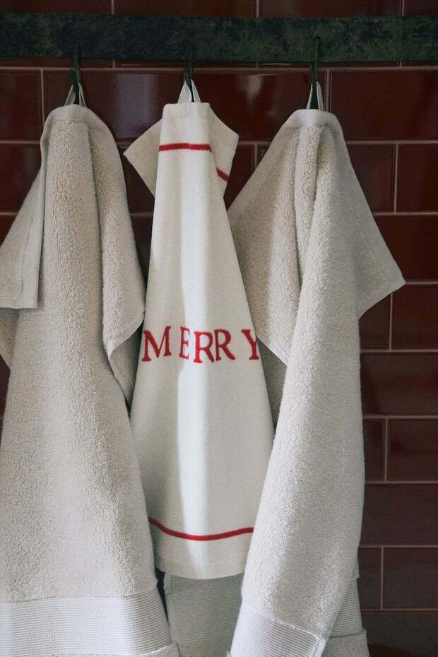 2-pack motif-detail velour guest towels