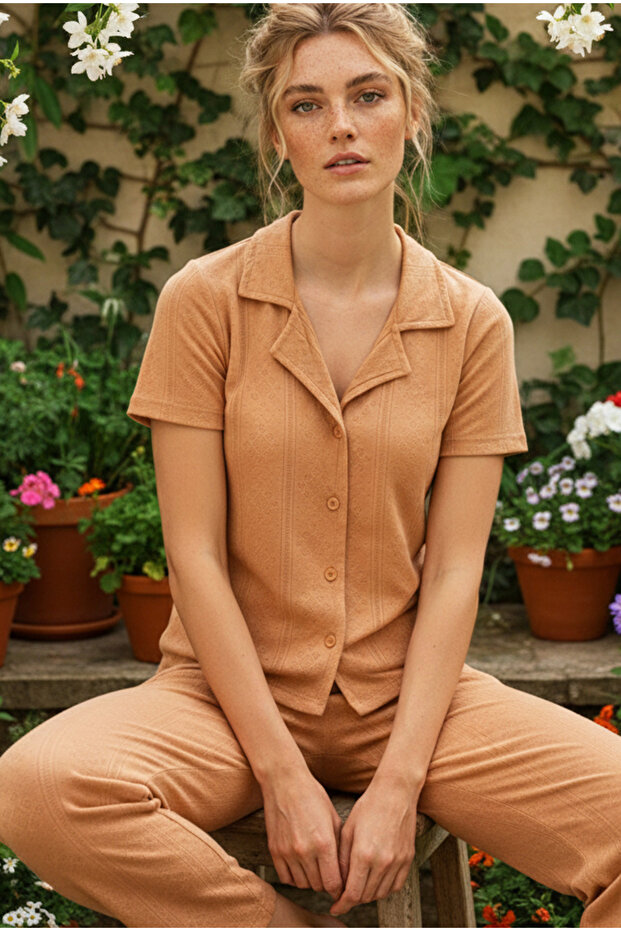 طقم بيجامة محبوك بأكمام قصيرة وأزرار من Milk Coffee Pointel Ajurlu/Delikli Short Sleeve Buttoned Pajama Set26120536