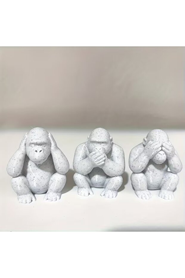مجموعة من 3 تماثيل قرود جديدة باللون الأبيض، في وضعية نصف القرفصاء، حيث يقوم كل قرد بوضعية S