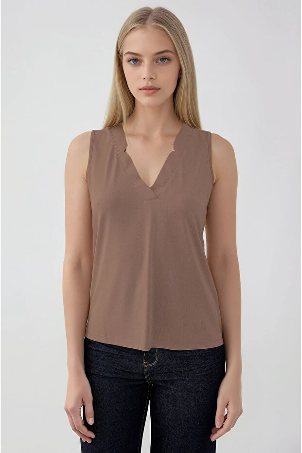 بلوزة برقبة على شكل حرف V بدون أكمام - 2