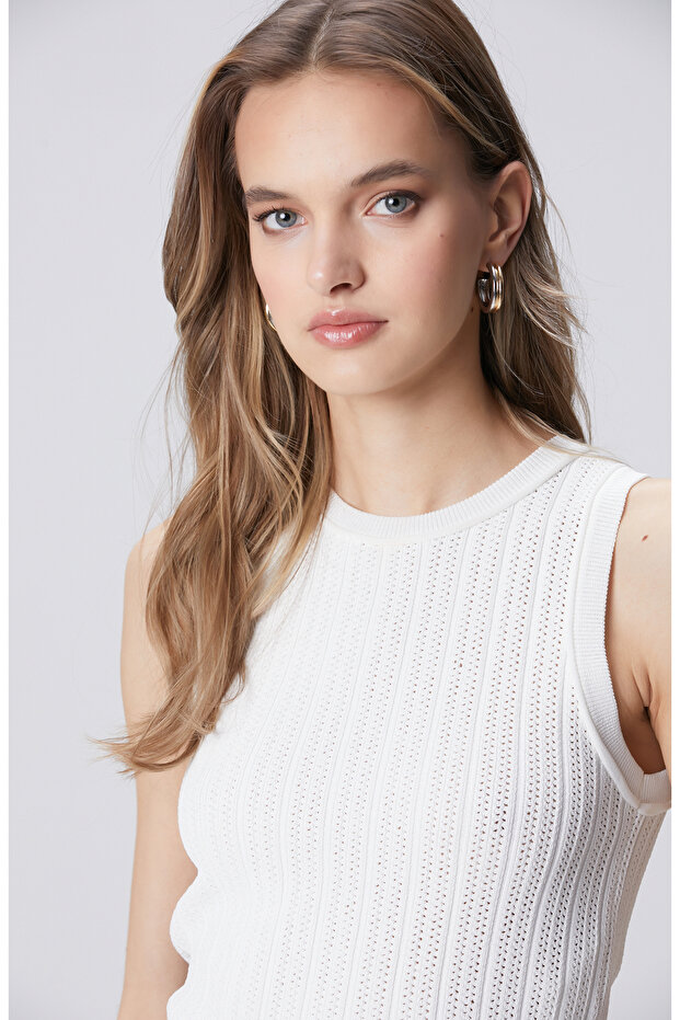 Kırık Beyaz Kolsuz Basic Triko Kazak - 2