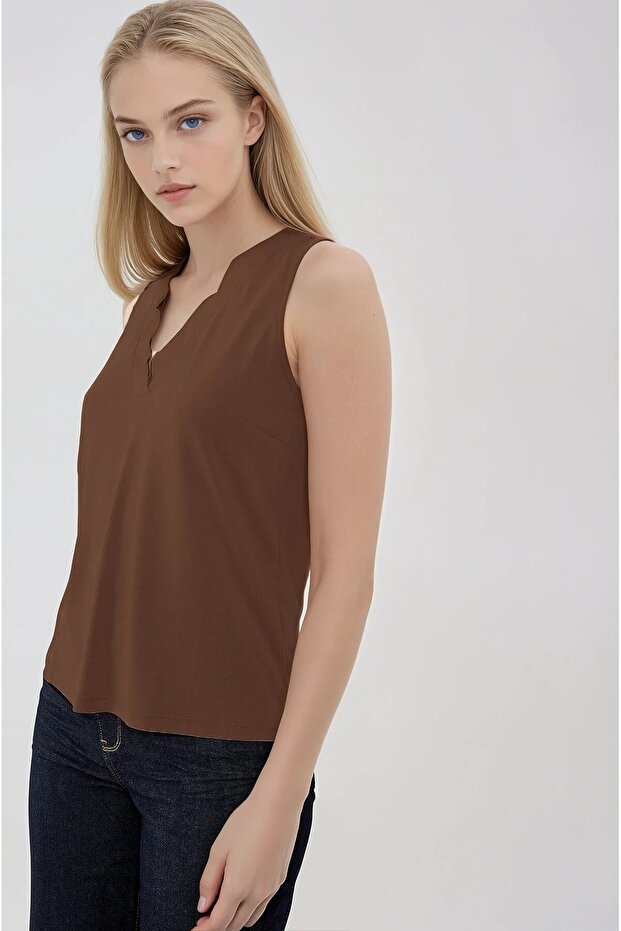 بلوزة برقبة على شكل حرف V بدون أكمام - 2