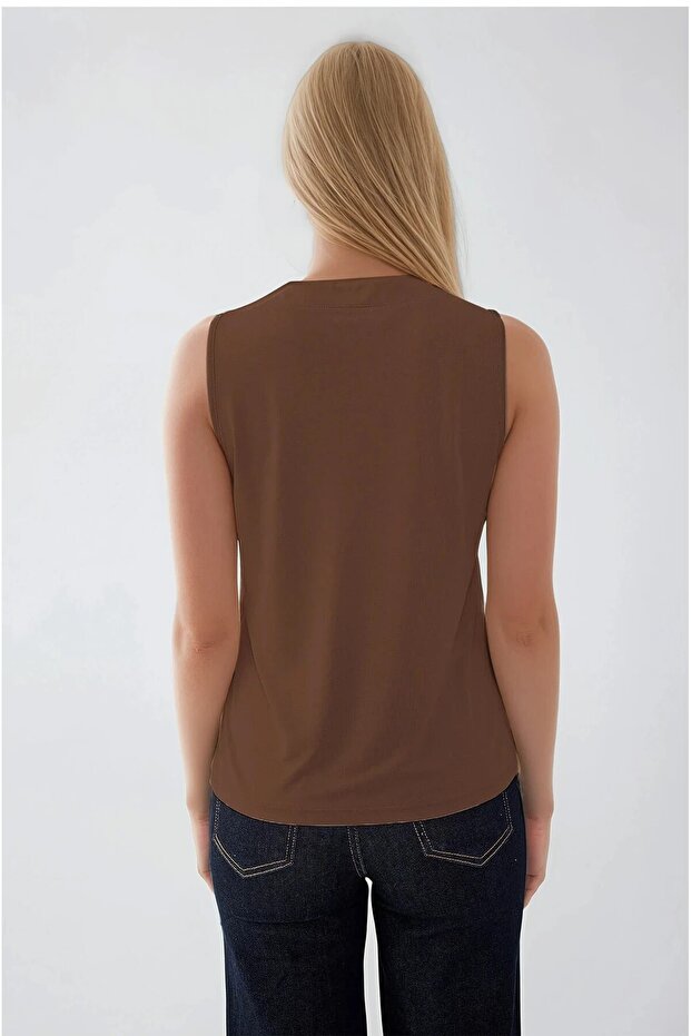 بلوزة برقبة على شكل حرف V بدون أكمام - 4