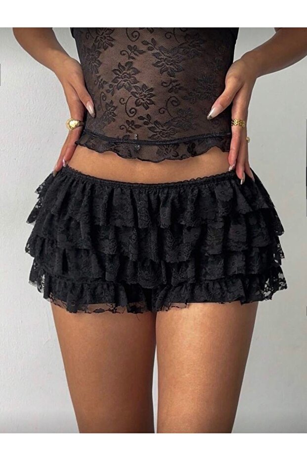 شورت قصير بتصميم قوطي مزين بكشكشة - شورت قصير قوطي متعدد الطبقات من الدانتيل