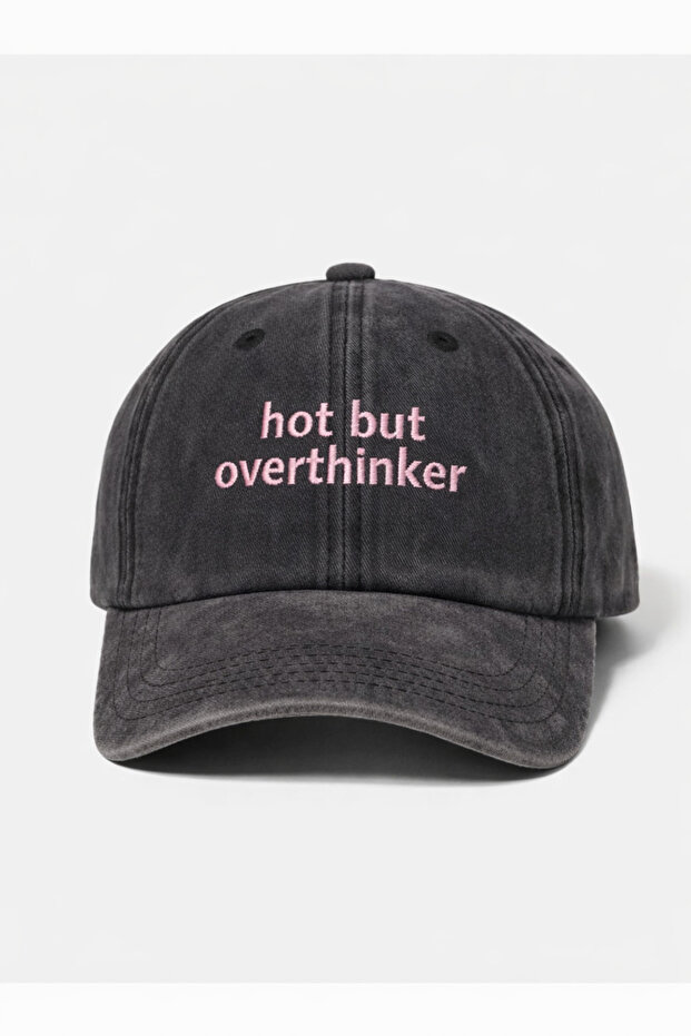 قبعة مطرزة قابلة للغسل بتصميم ''Hot But Overthinker'' / جيب مطرز قابل للغسل بتصميم ''Hot But Overthinker''