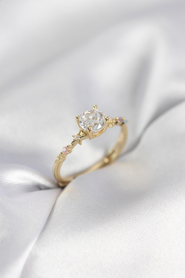 Women's Ring with Single Stone and Zircon Stone (Gold Color)