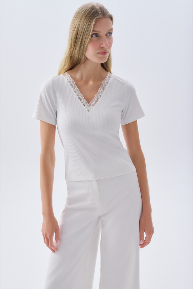 Women's Off-White Fitted Lace V-Neck T-Shirt