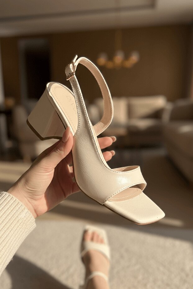 Roboa Beige Wrinkled Patent Leather (8 cm) Square Toe Heeled Shoes
