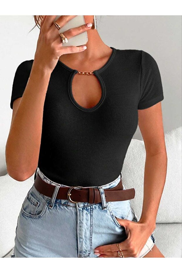 بلوزة نسائية بسلسلة مفصلة