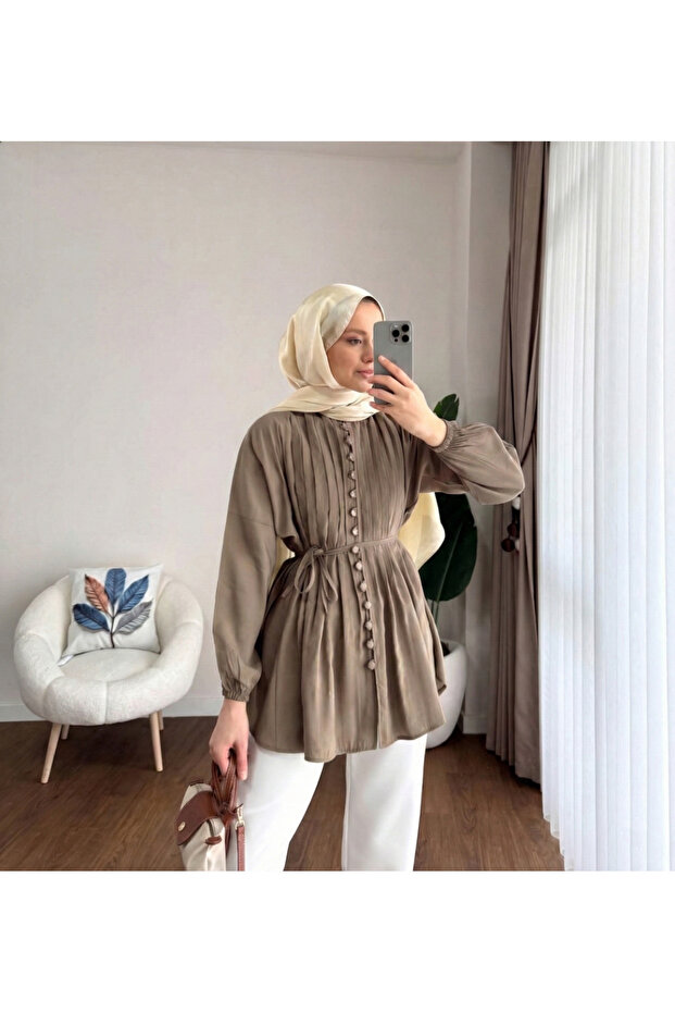 قميص نسائي بريطاني مزين بأزرار ومضلع للحجاب