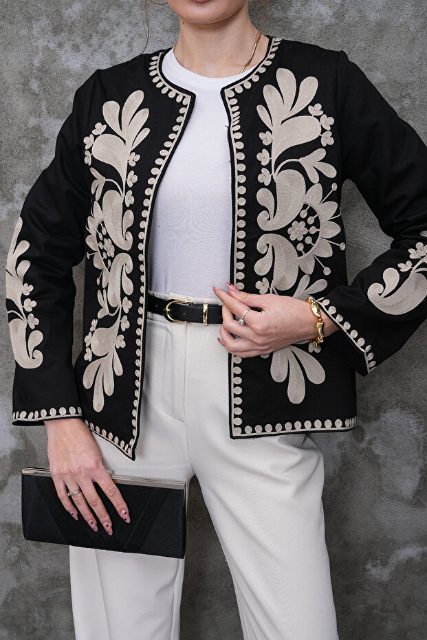 سترة كلاسيكية مطرزة باللونين الأسود والبيج - 1
