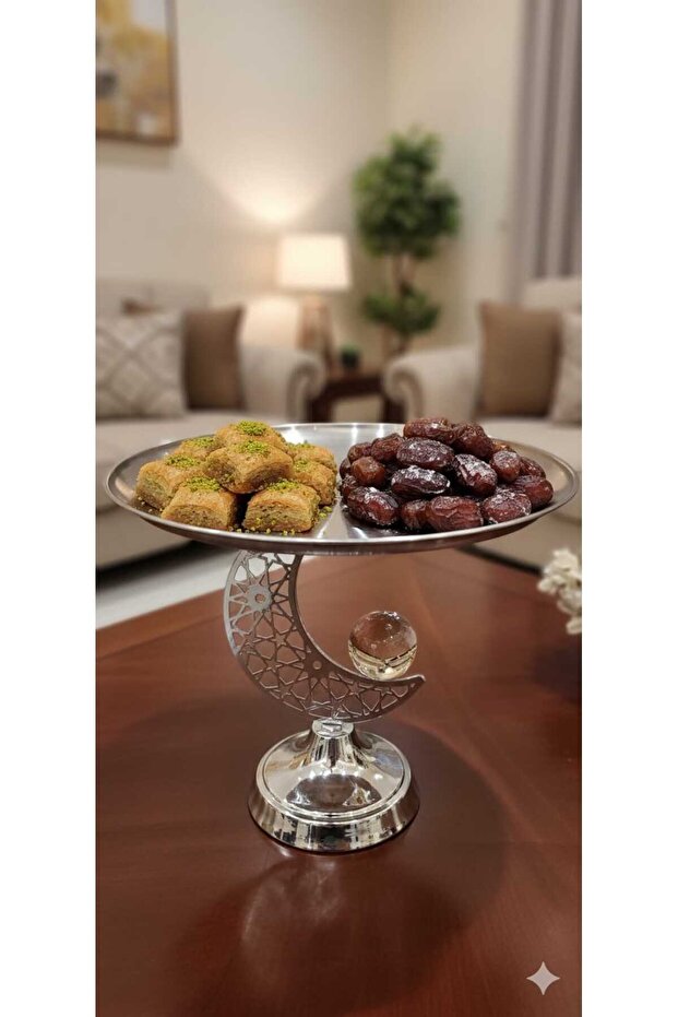 صحن تقديم للضيافة الرمضانية بتصميم معدني على شكل هلال مزخرف
