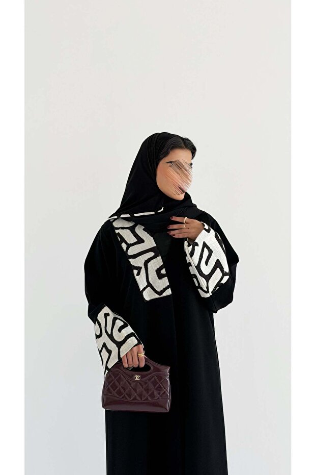 MWT1009 - عباية سوداء مع تدخيلة ابيض