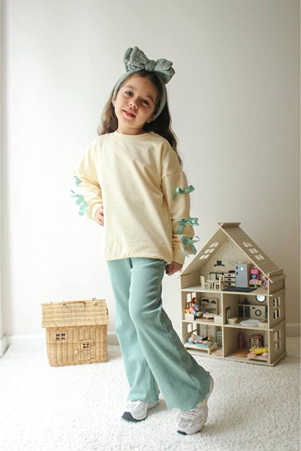 Girl's Two-Thread Seasonal Suit with Bow Sleeves