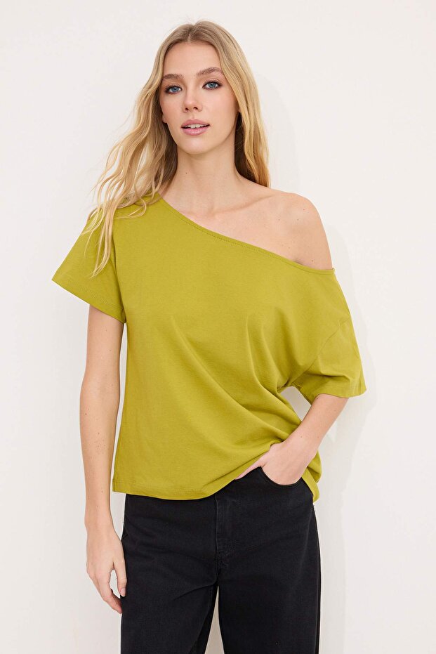 Yağ Yeşili %100 Pamuk Oversize/Geniş Kalıp Kayık Yaka Örme T-Shirt TWOSS20TS0140 - 3