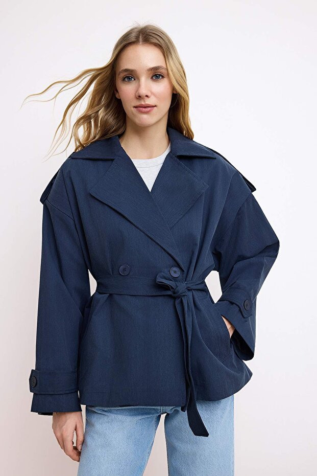 Lacivert Yumuşak Tuşeli Kemerli Oversize Kruvaze Kapama Midi Trençkot TWOSS26TR00007 - 1