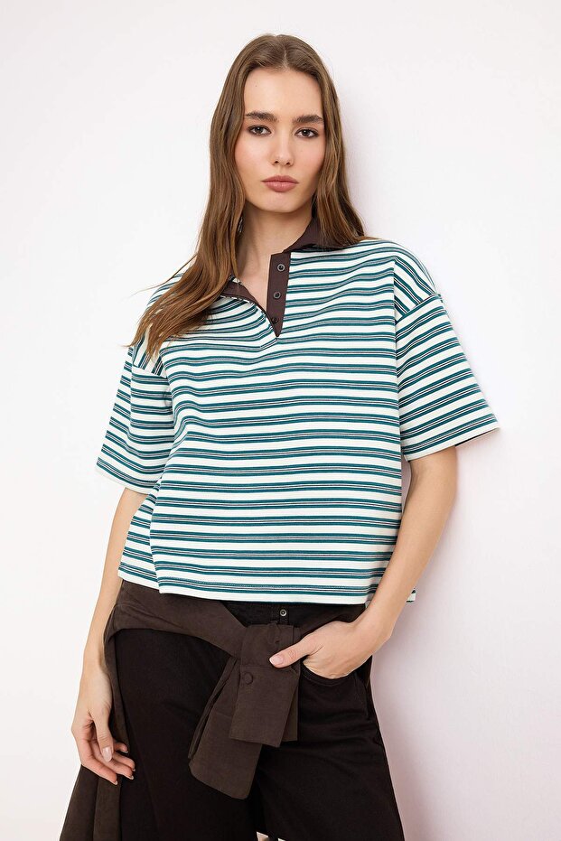 Yeşil Çizgili Oversize Kalıp Polo Yaka Dokuma Detaylı Tok İnterlok Örme T-Shirt TWOSS26TS00030 - 5
