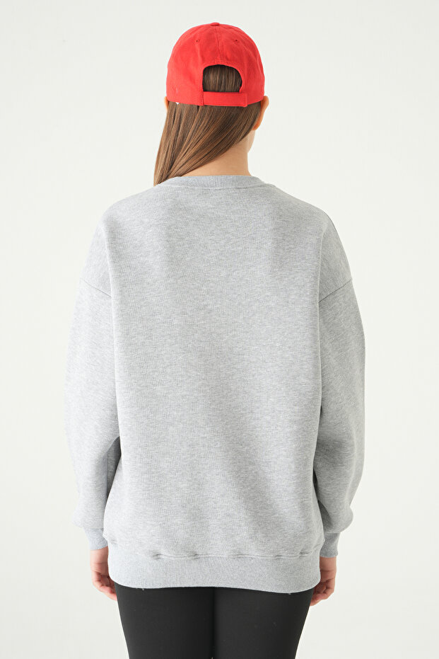 1041 سويت شيرت مطبوع باللون الرمادي - 5