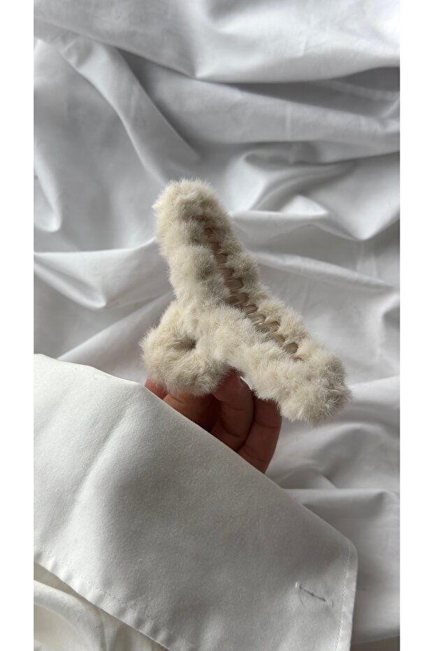 Women's Beige Plush Furry Oversized Clasp Buckle - Soft Textured Winter Hair Accessory