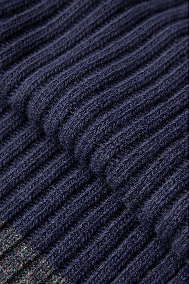 طقم وشاح وصدرية منقوشة من الصوف - 4