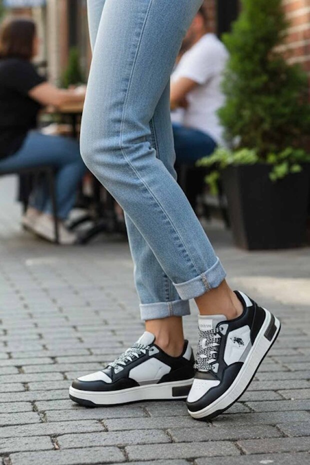 Women's Sneakers - Thick-Soled Sports Shoes