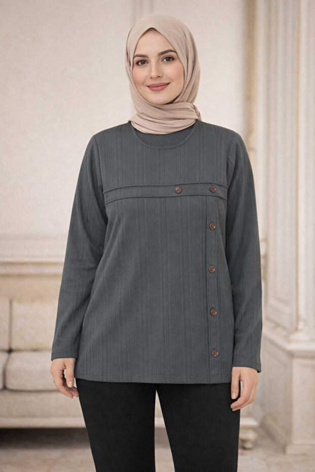 سترة نسائية بتصميم أزرار جانبية بسيطة وأنيقة