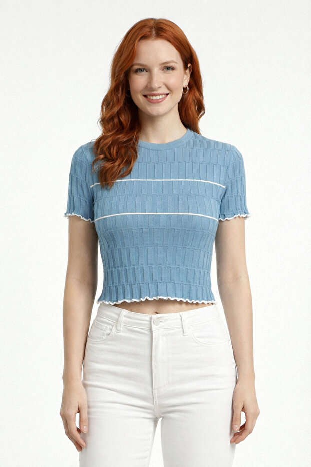 بلوزة تريكو مستطيلة الشكل بنمط مزخرف وحواف مقطوعة - 1