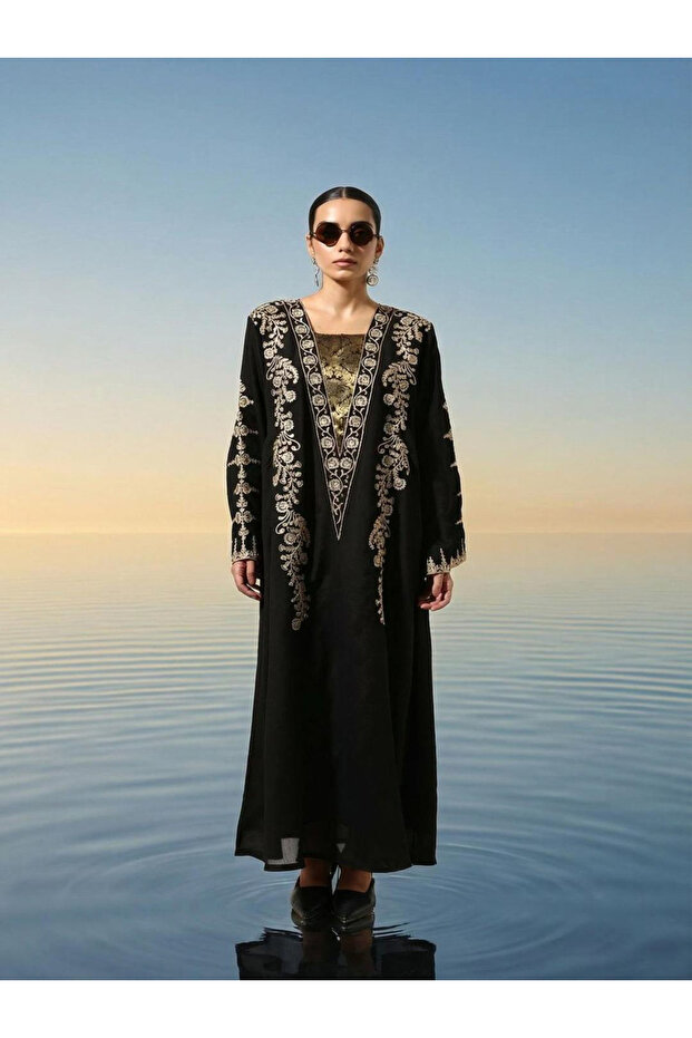 عباية سوداء مطرّز بتصميم مريح