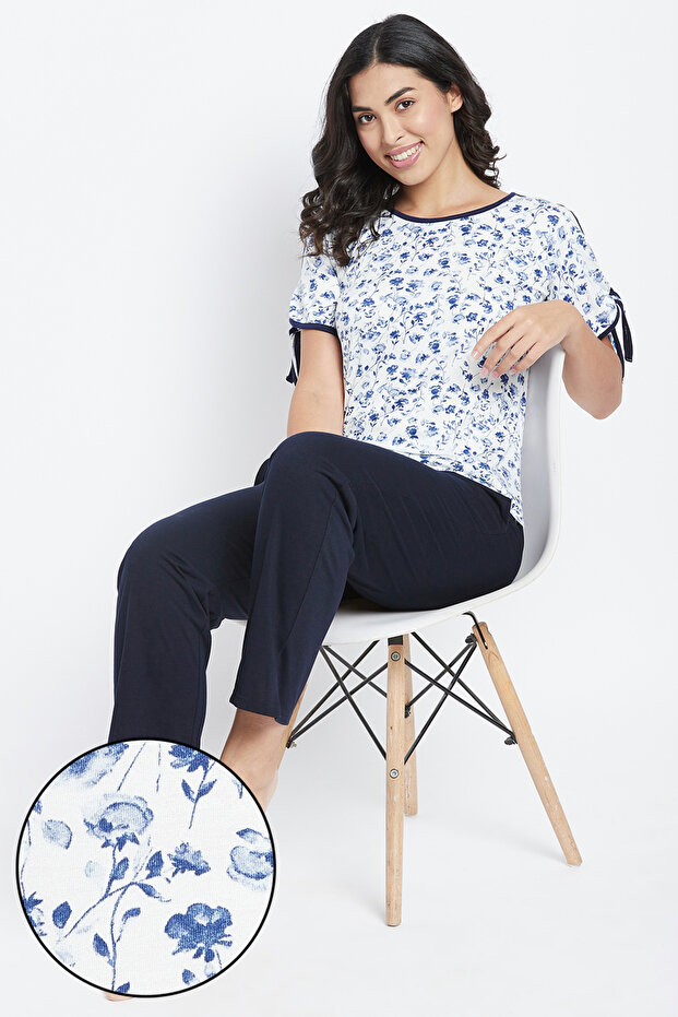 طقم بيجاما أبيض سادة مع بلوزة بنقشة زهور - 1