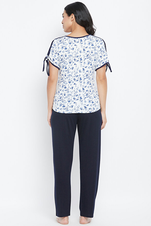 طقم بيجاما أبيض سادة مع بلوزة بنقشة زهور - 6