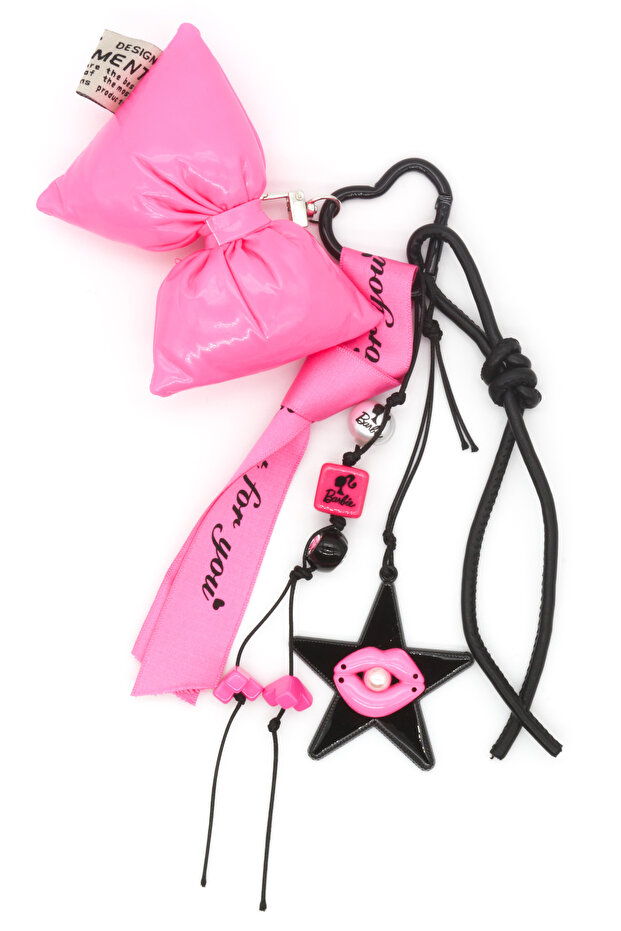 حقيبة يد مزينة بفيونكة وتفاصيل نجمية