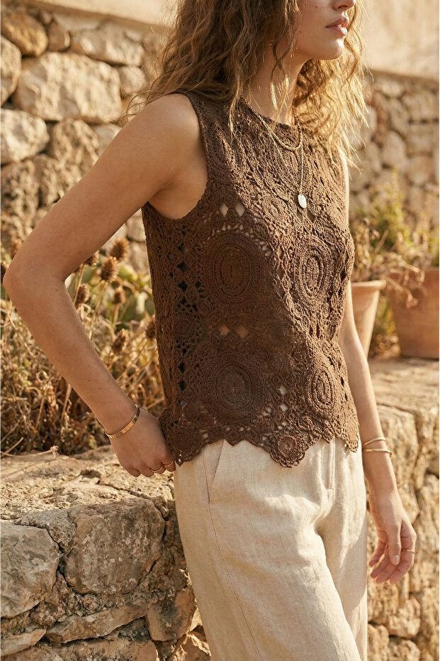 Sleeveless Lace/Crochet Woven Women's Blouse