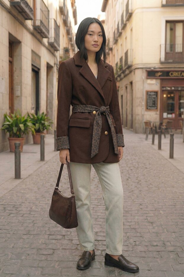 سترة بليزر بقصة عادية وأكمام وحزام مزين بنقشة الفهد - 6