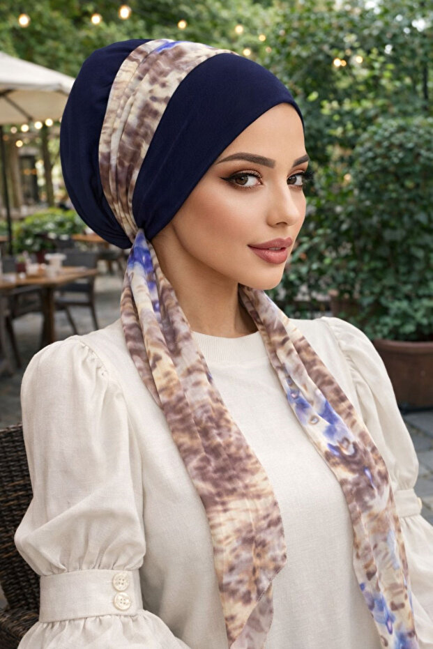 قبعة وشاح بنمط زهور باللون الأزرق الداكن والبيج