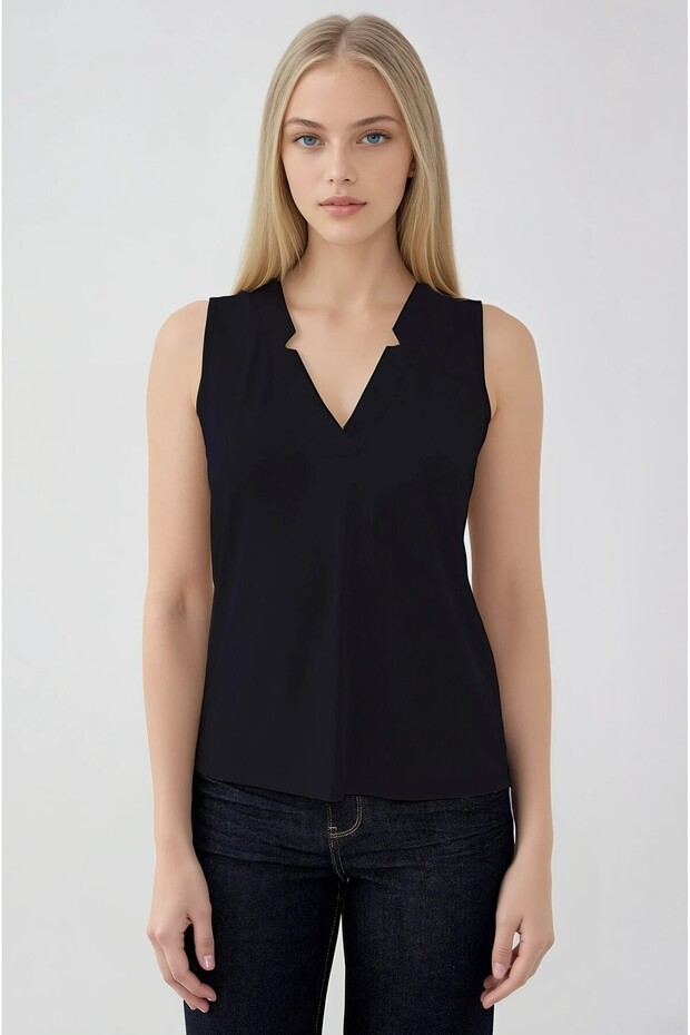 بلوزة برقبة على شكل حرف V بدون أكمام - 2