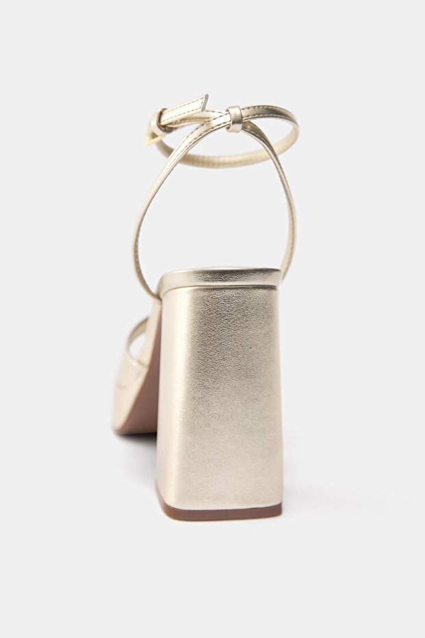 Altın rengi platform topuklu sandalet - 5