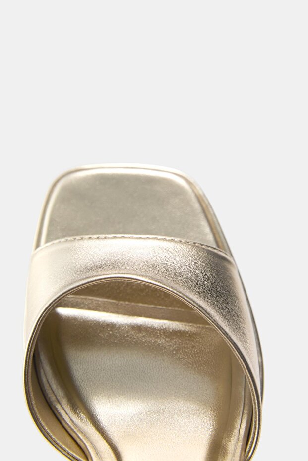 Altın rengi platform topuklu sandalet - 3