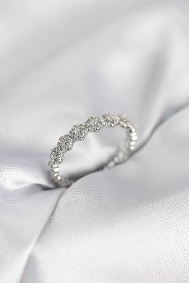 Women's Ring with Sequential Flower Figures and Zircon Stones (Silver Color)