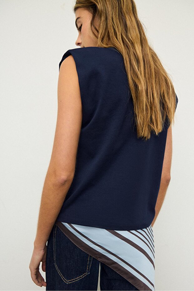 تي شيرت أساسي مزوّد بحشوات أكتاف - 5