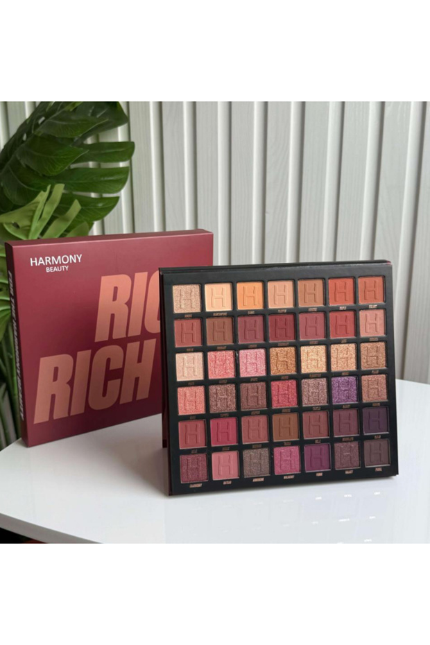 Eyeshadow palette containing 42 colors