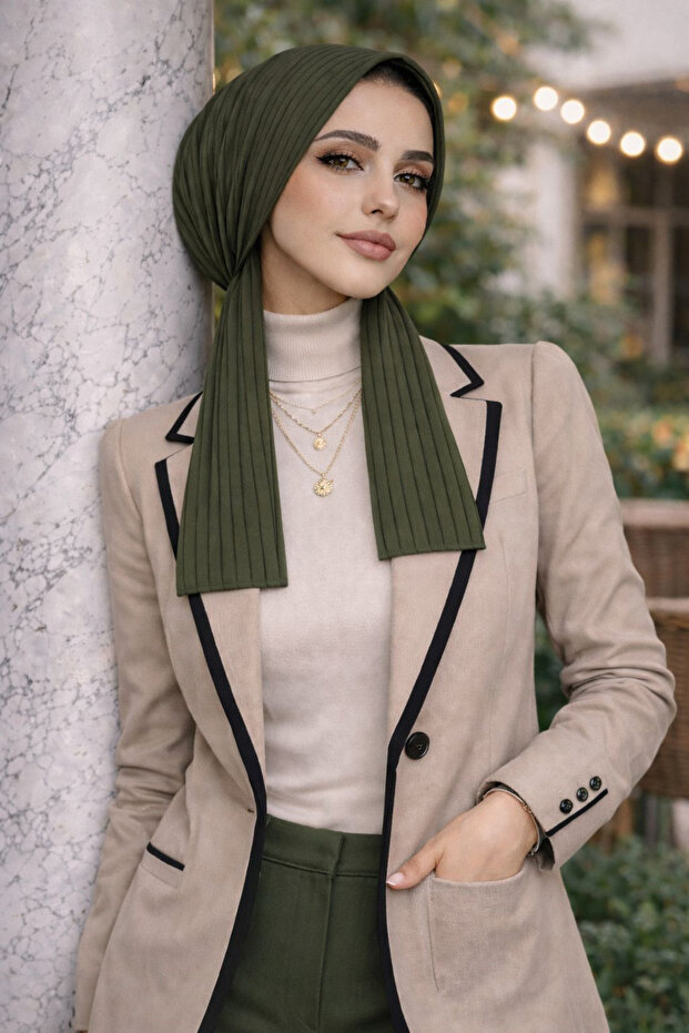 وشاح مخطط باللون الكاكي