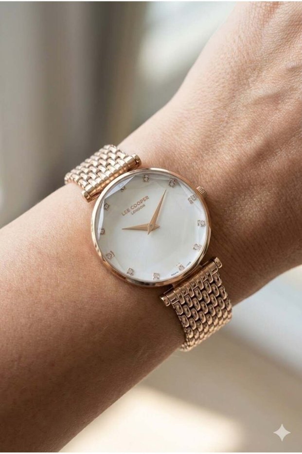 Elegant and Stylish Rose Gold Women's Wristwatch | 33mm Steel Case and Steel Band