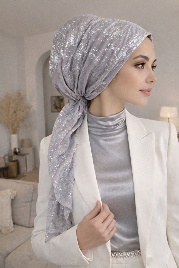 وشاح فضي اللون مزين بالورق الفضي