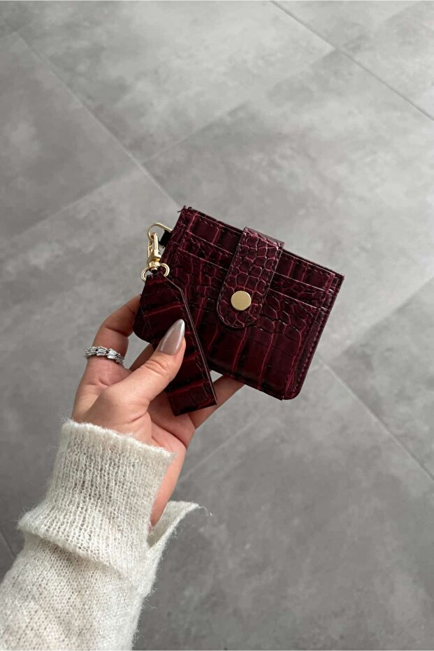 Minimal Wallet with Crocodile Patterned Velina Keychain and Card Holder Detail