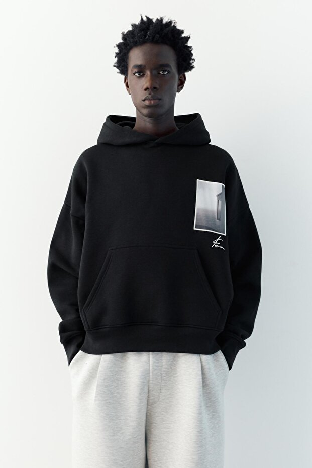 Kapüşonlu grafik sweatshirt - 6