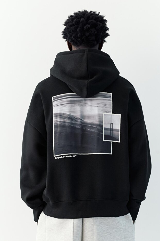 Kapüşonlu grafik sweatshirt - 4
