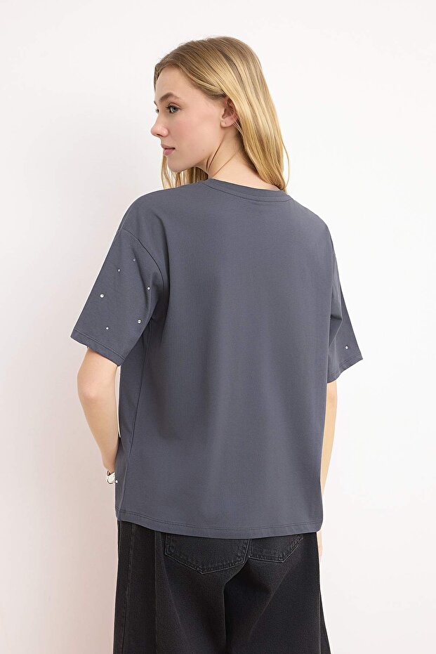 Antrasit %100 Pamuk Taş Detaylı Relaxed/Geniş Rahat Kesim Bisiklet Yaka Örme T-Shirt TWOSS23TS00153 - 4