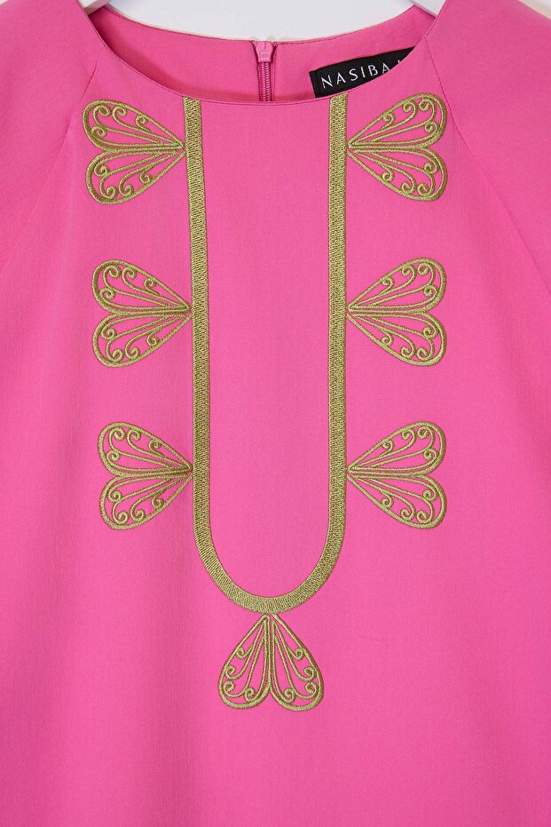 Nasiba Hafiz x Trendyol Collection Pembe Nakış Detay Dokuma Poplin Tesettür Elbise TCTSS26EB00090 - 9